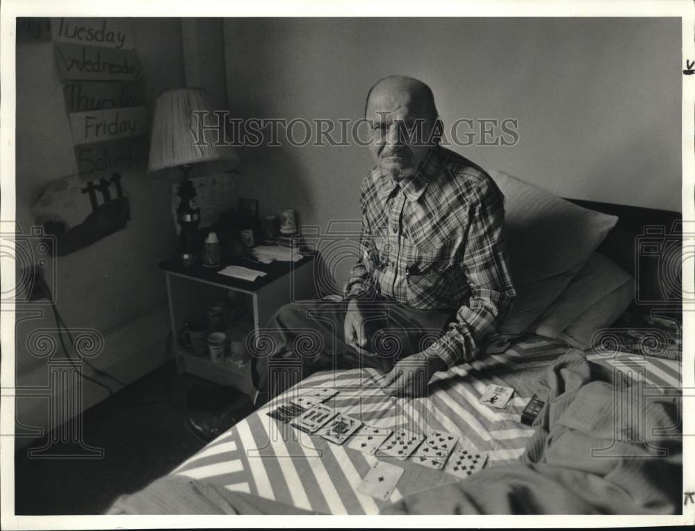 1987 Press Photo Former Boxer Joe Kushner plays Solitaire at Rescue Mission- Historic Images