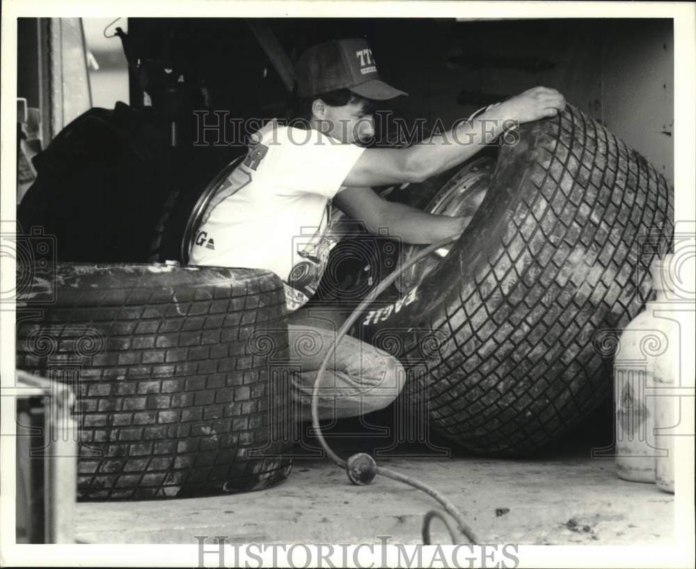 1989 Press Photo Matt Beaver, Frank Kerr Race Car Crew Member at Super Dirt Race- Historic Images