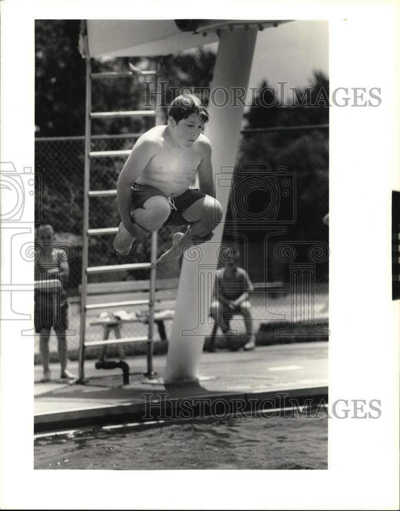 1989 Press Photo Greg Crawford Jumps in Chapman Pool in Oneida - sya70887- Historic Images