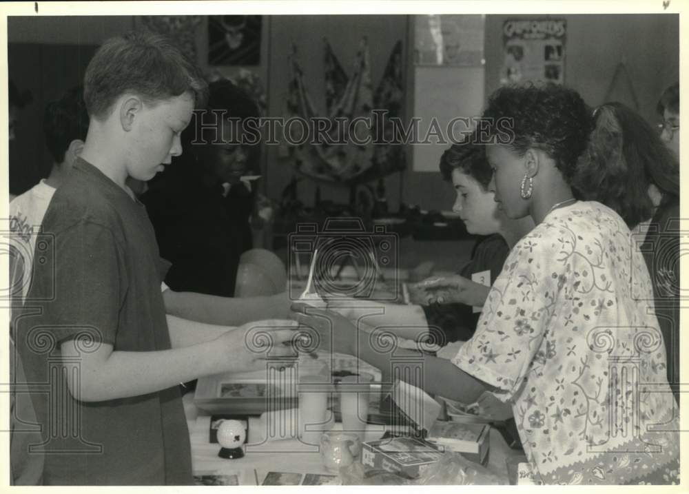 1990 Press Photo New York-John Berger buys ice cream from Sabreen Bullock- Historic Images