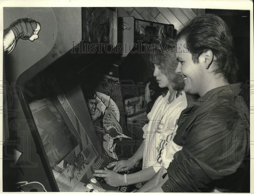 1988 Press Photo Steve Davis and Stephanie Scott at Great Games, Penn-Can Mall- Historic Images
