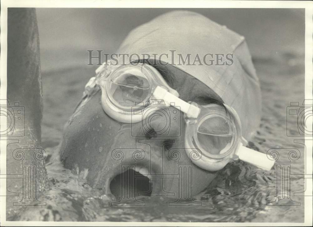 1987 Press Photo Woman Swims with Goggles - sya71520- Historic Images