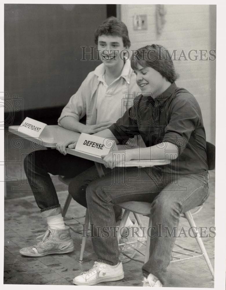 1985 Press Photo Tim Walker &amp; Tony Talucci in mock trial at Onondaga Central HS- Historic Images