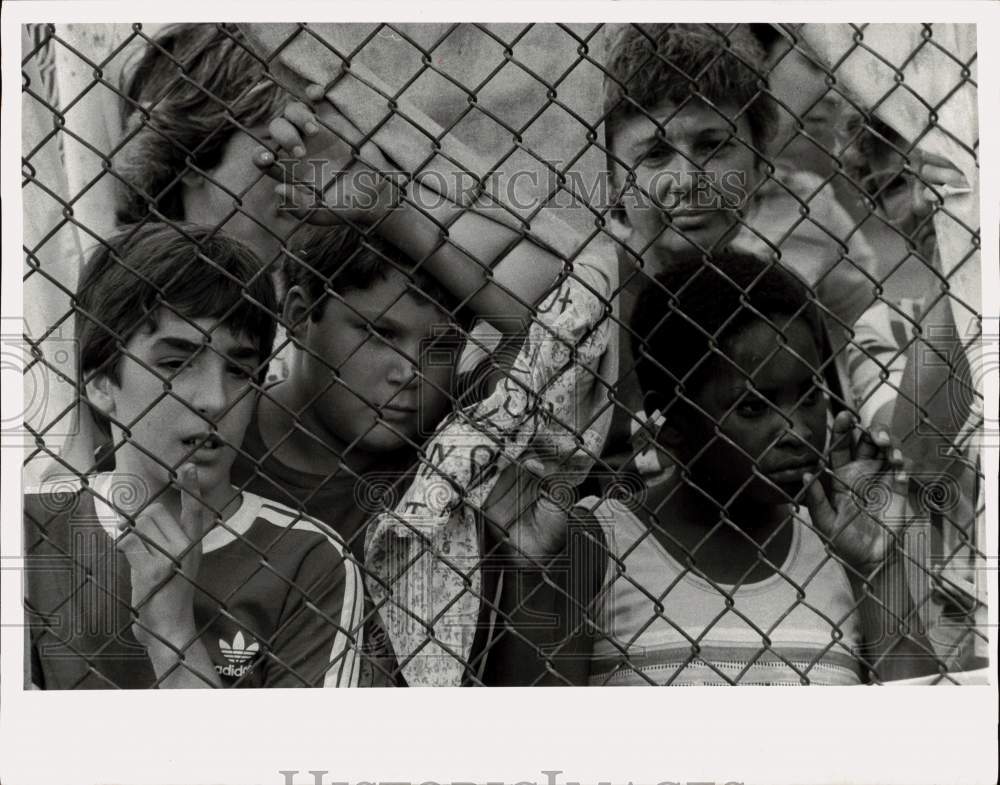 Press Photo People look through the fence at the Womens Encampment - sya72616- Historic Images