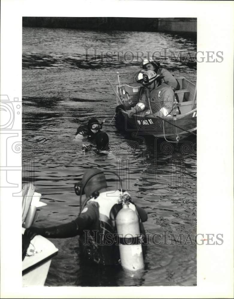 1990 Press Photo Firefighter John Cummings with Divers searching for Victim- Historic Images