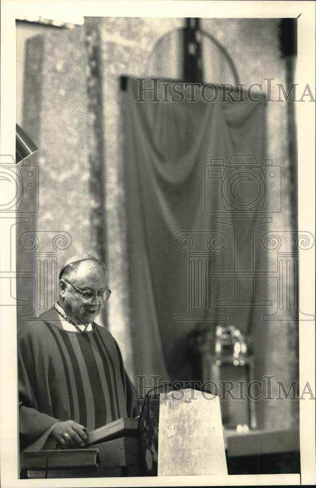 1989 Press Photo Bishop Thomas J. Costello on Good Friday, St. Anthony of Padua- Historic Images