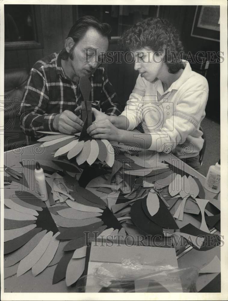 1986 Press Photo George Mumm and Liddy Mellone Crafting at Rescue Mission- Historic Images