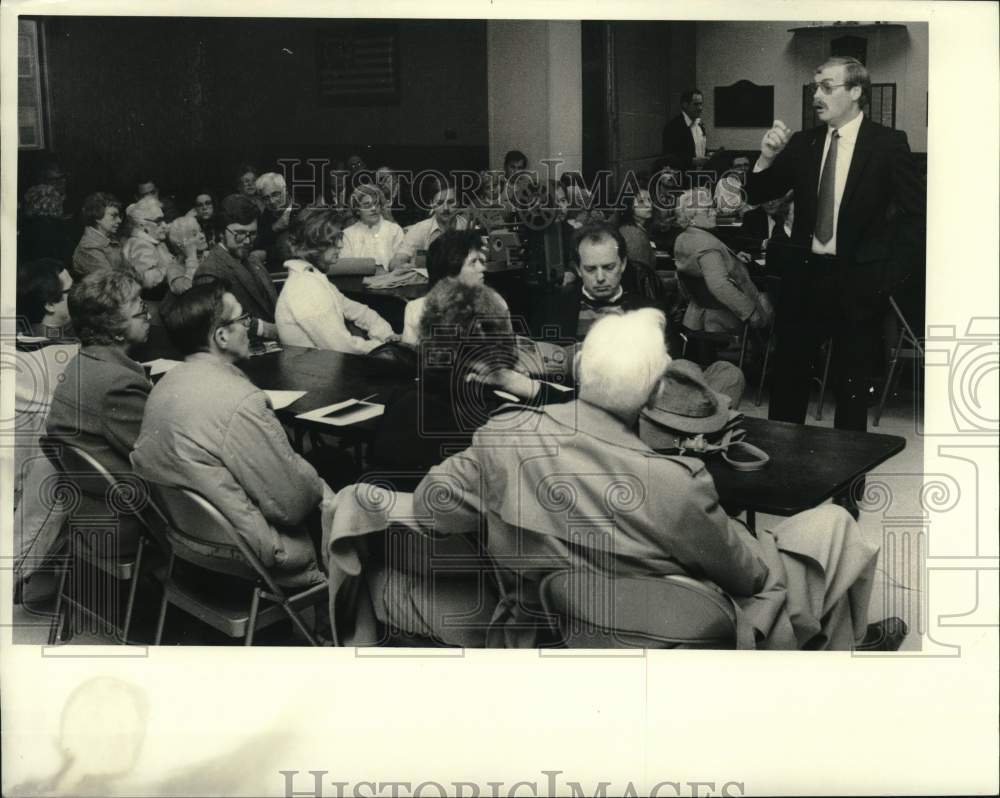 1984 Press Photo Officer John O&#39;Brien speaks to Group gathered - sya74366 - Historic Images