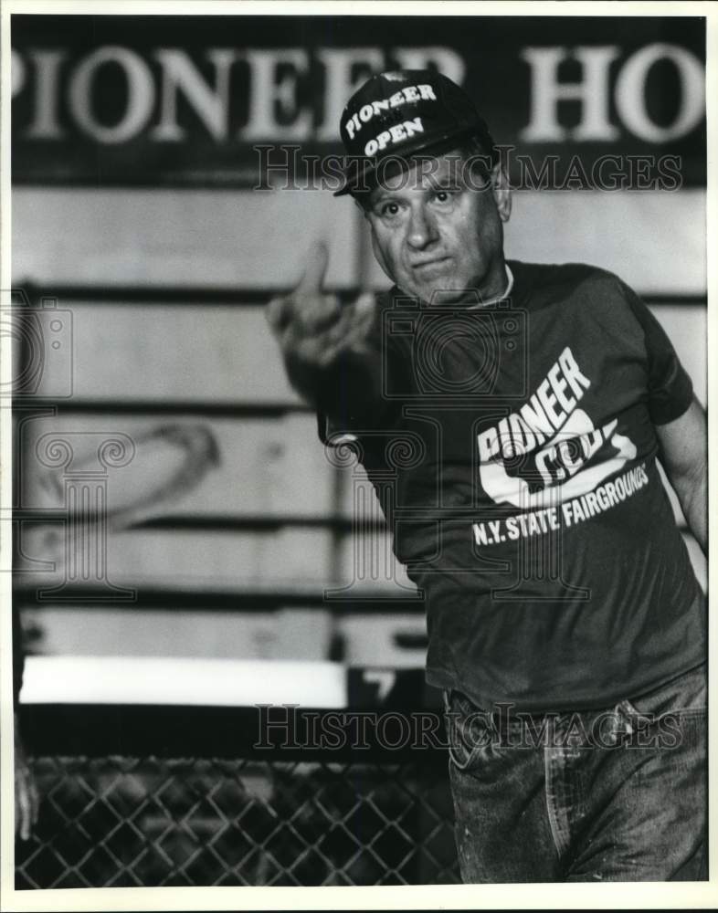 1989 Press Photo Don Cosser, Pioneer Horseshoes Club Member at Practice - Historic Images