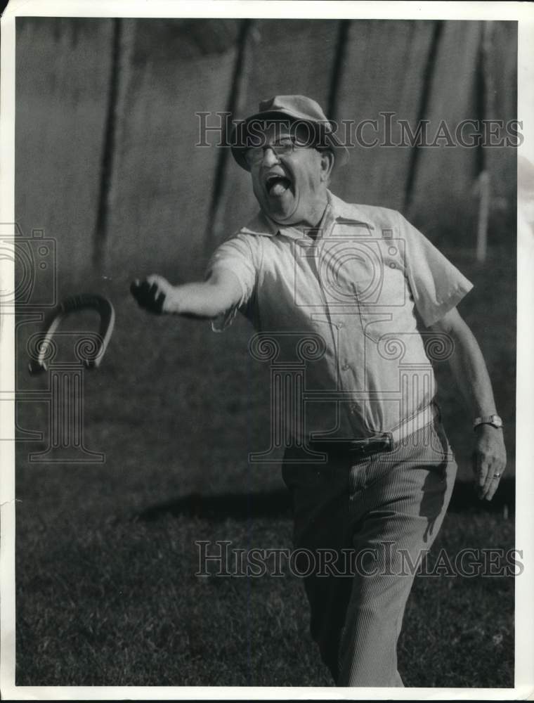 1985 Press Photo John Dice plays Horseshoes at Cedar Bay Park, Senior Olympics - Historic Images