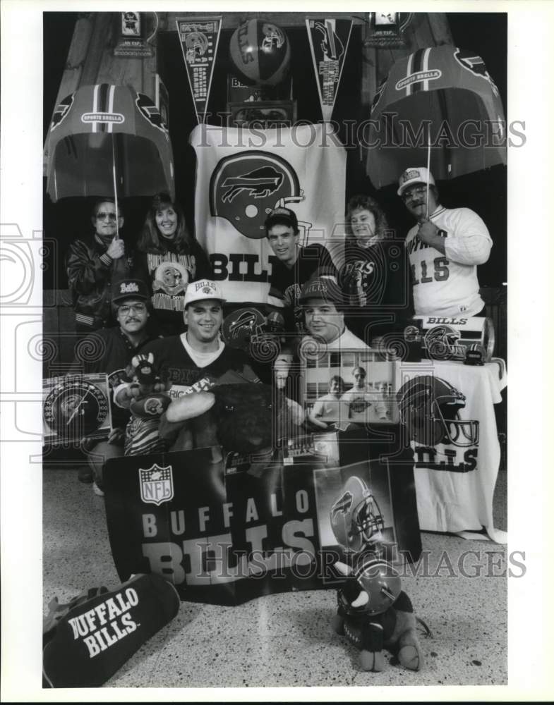 1990 Press Photo Buffalo Bill, NFL fans gather at &quot;The Beginning&quot;, Bar, New York - Historic Images