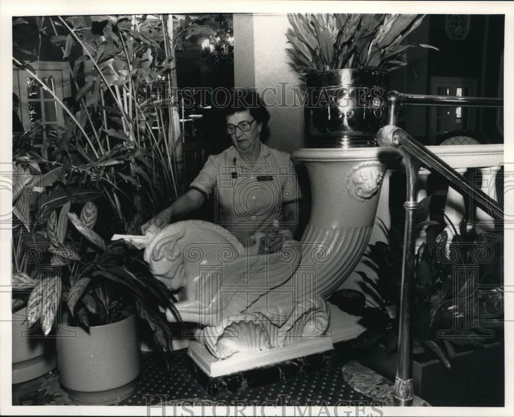 1989 Press Photo Josephine Kulak Cleaning Stairway at Hotel Syracuse, New York- Historic Images