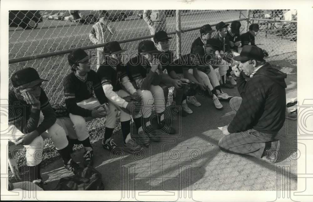 1988 Press Photo Tom MacLachlan speaks, Little League Baseball Players, Manlius - Historic Images