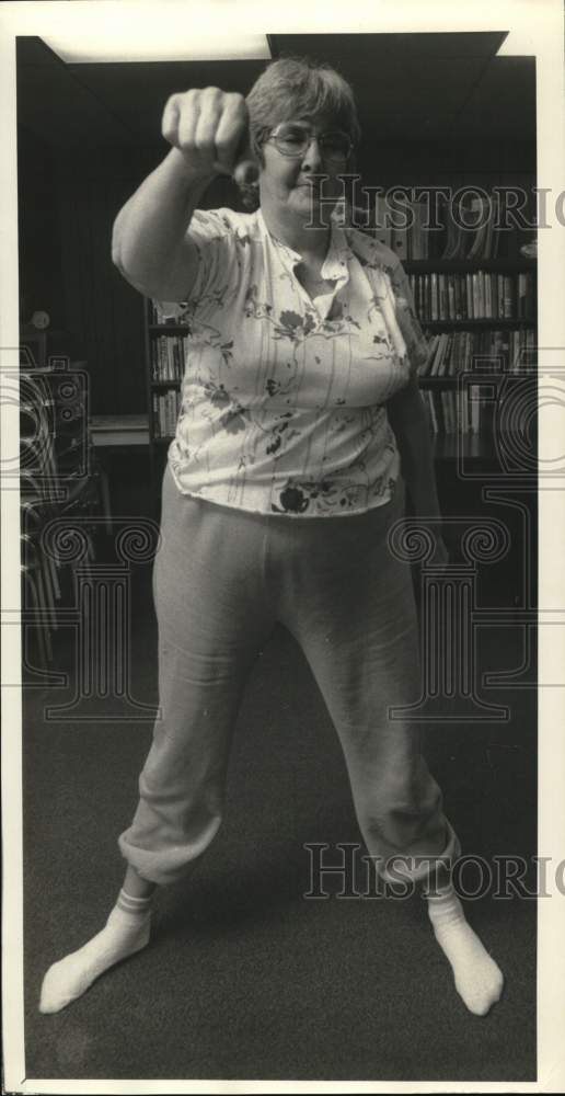 1987 Press Photo Nancy Seagfrid Exercising at East Syracuse Library - sya76392 - Historic Images