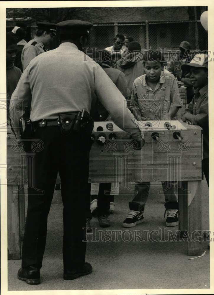 1988 Press Photo Chamari Gunn plays Fooseball with W.S. Hontman, Officer- Historic Images