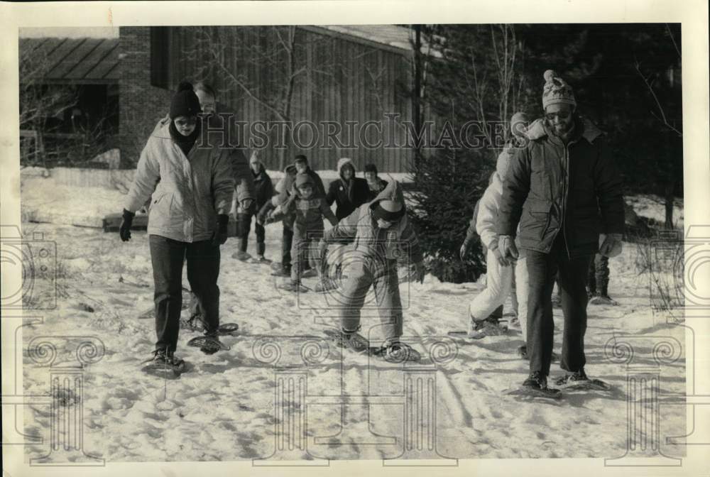 1987 Press Photo Snowshoe Hikers at Beaver Lake Wildlife Trail Tour - sya76935- Historic Images