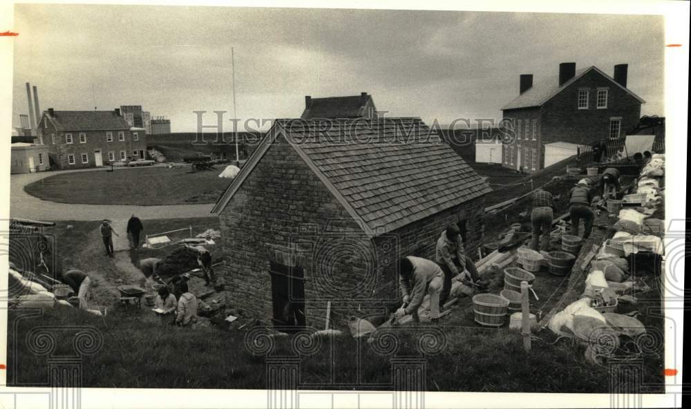 1984 Press Photo Fort Ontario-People on a archaeological dig - sya77231 - Historic Images