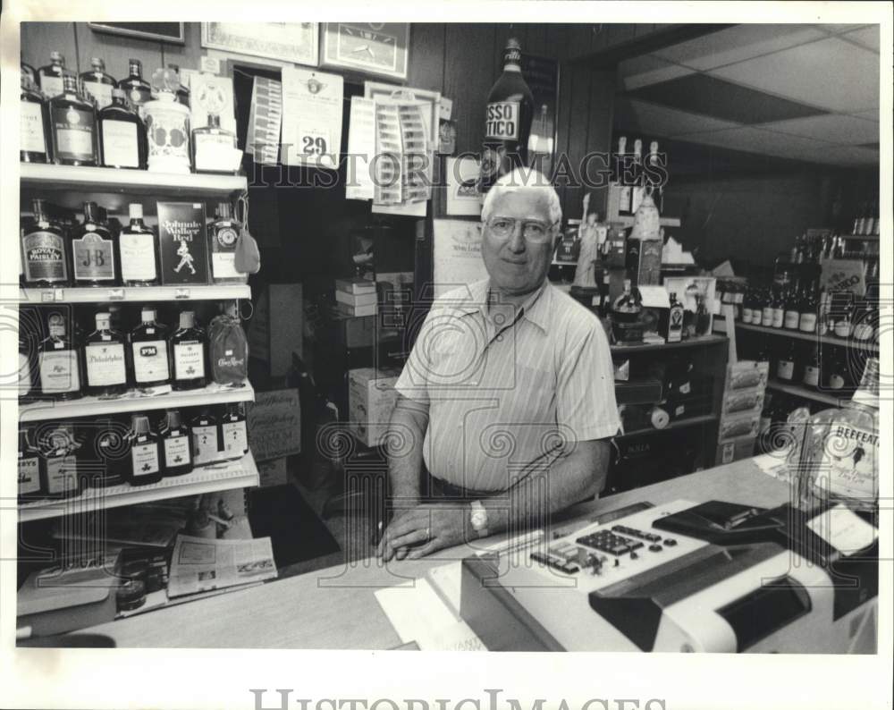 1986 Press Photo Mr. Racciatti at His Liquor Store, Butternut Street, Syracuse - Historic Images