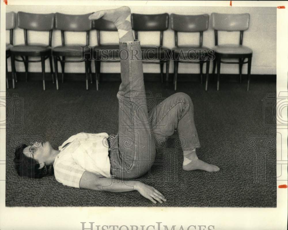 1986 Press Photo Sue Naso Demonstrating Back Exercise for Physical Fitness- Historic Images