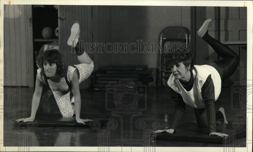 Press Photo Two Women during Exercise Class doing Leg Raises - sya77754- Historic Images