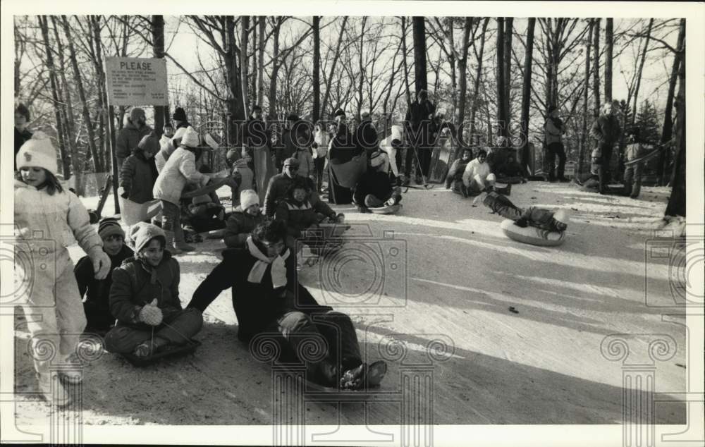 1988 Press Photo Snow Sledders on Hilltop at Longbranch Park - sya77826- Historic Images