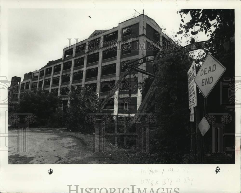 1987 Press Photo Abandoned New Process Gear Building on Plum Street - sya78506- Historic Images