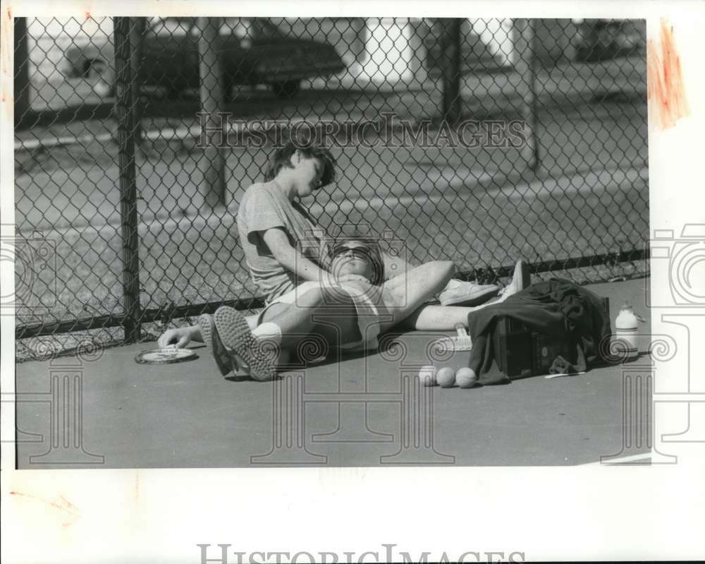 Press Photo College Students Kris Grow and Carolyn Scoates at Tennis Court- Historic Images