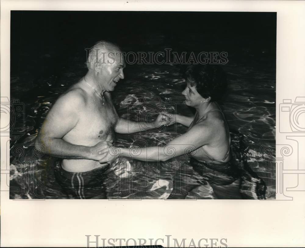 1988 Press Photo Physical Therapist Cindy Sprague at Pool with Rudy Suederi- Historic Images