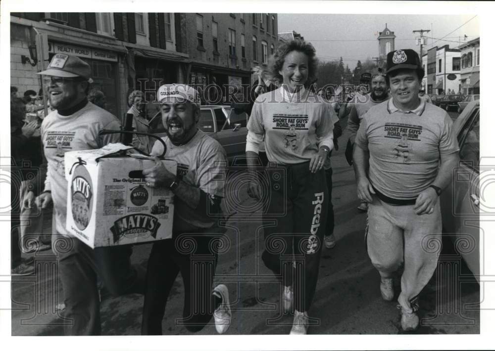 1987 Press Photo New York-Runners cross finish line in Short Fat Guys run - Historic Images