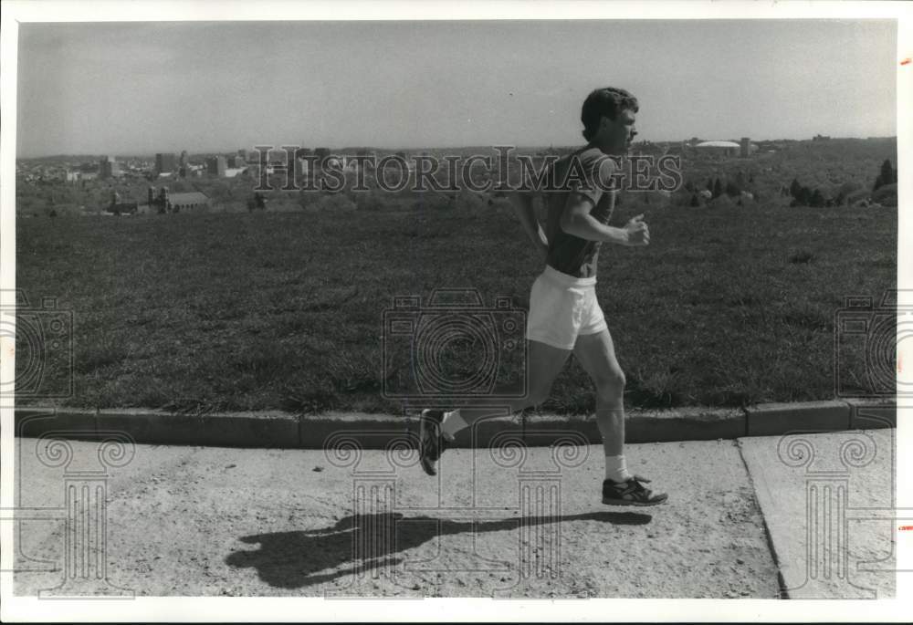 1987 Press Photo Perry Edinger runs Mountain Goat Course at Woodland Reservoir - Historic Images