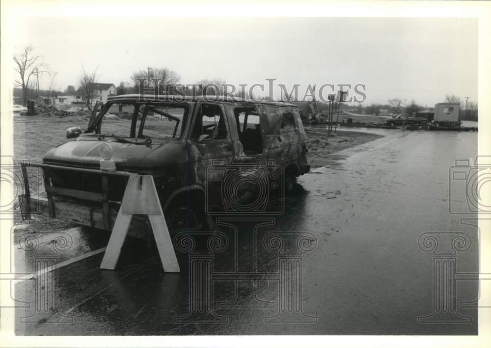 1990 Press Photo Burned van at blockade on St. Regis Indian Reservation - Historic Images