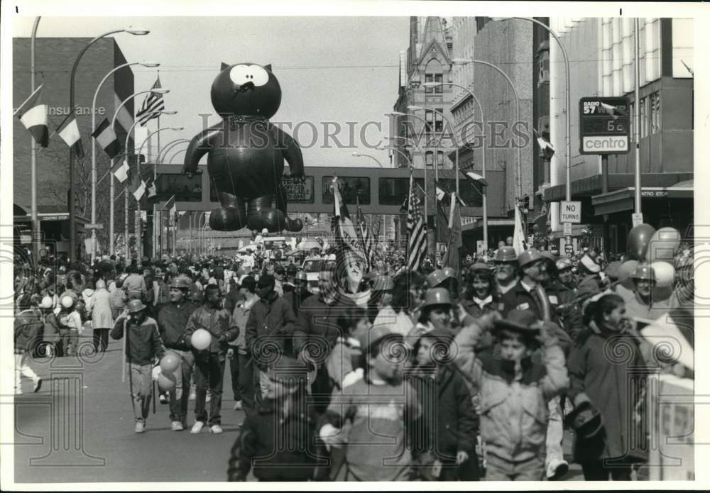 1988 Press Photo Syracuse-Heathcliff is cheered during St. Patrick&#39;s Day Parade - Historic Images