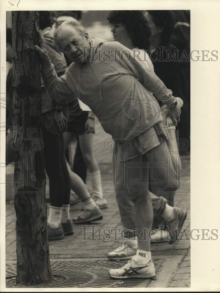 1986 Press Photo Runner Jorge Buswell Roberts Stretches Before Mountain Goat Run- Historic Images