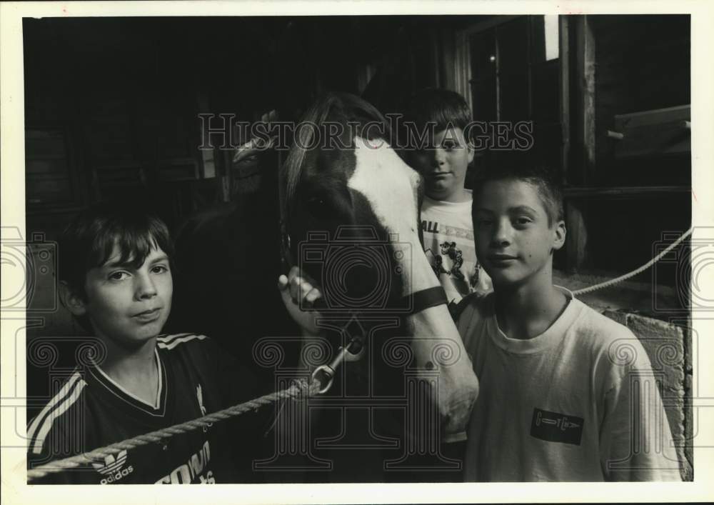 1989 Press Photo Ian Irmin, Adam &amp; Paul Pushlar at Project Children&#39;s Horse Show - Historic Images