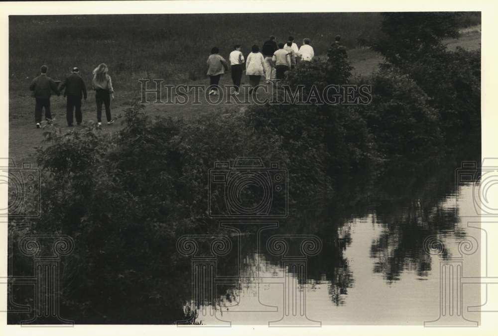 1989 Press Photo Syracuse Group Home Volunteers Running at Erie Canal Towpath - Historic Images