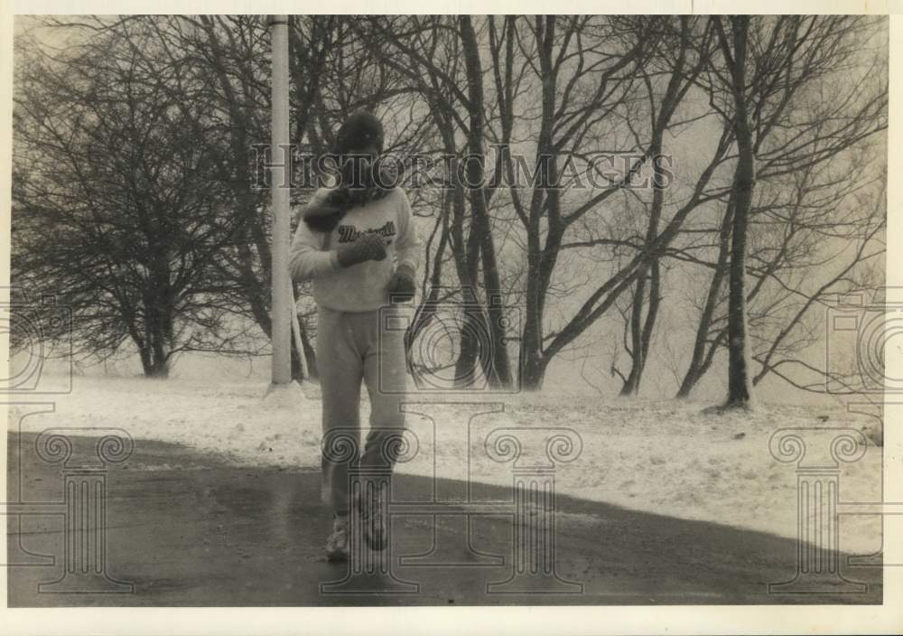 1985 Press Photo Chrishne Frank from South Dayton, New York, jogging in Snow - Historic Images