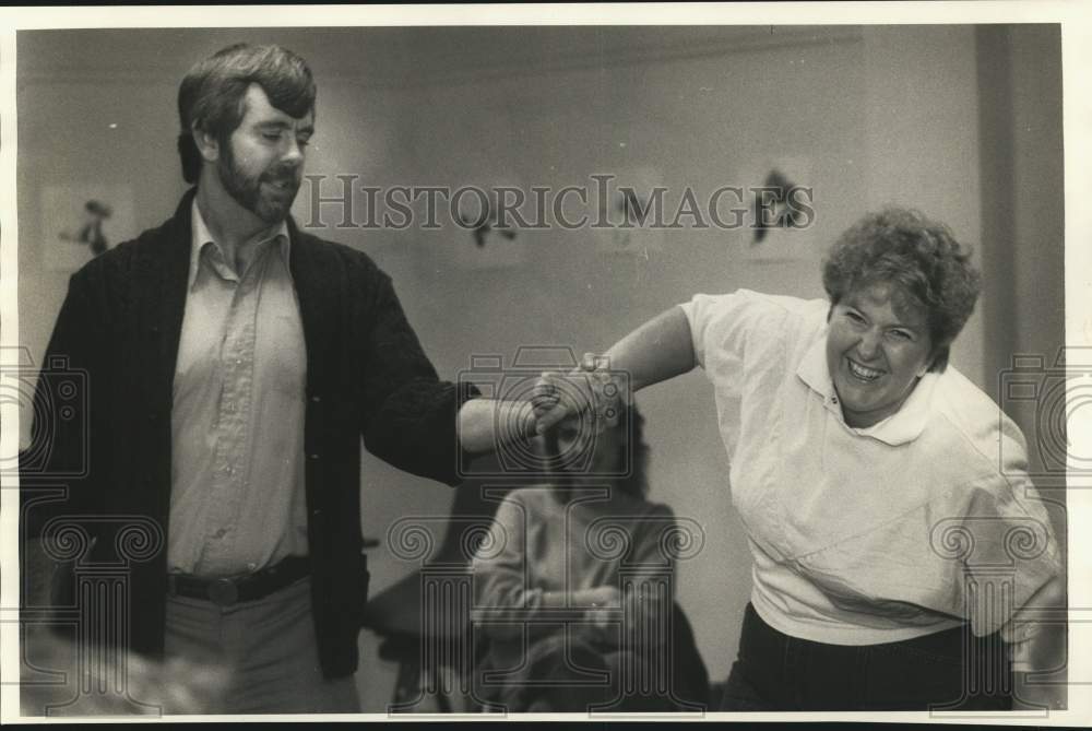 1985 Press Photo Martin Linehan and Diane Schoonmaker at Self Defense Class - Historic Images