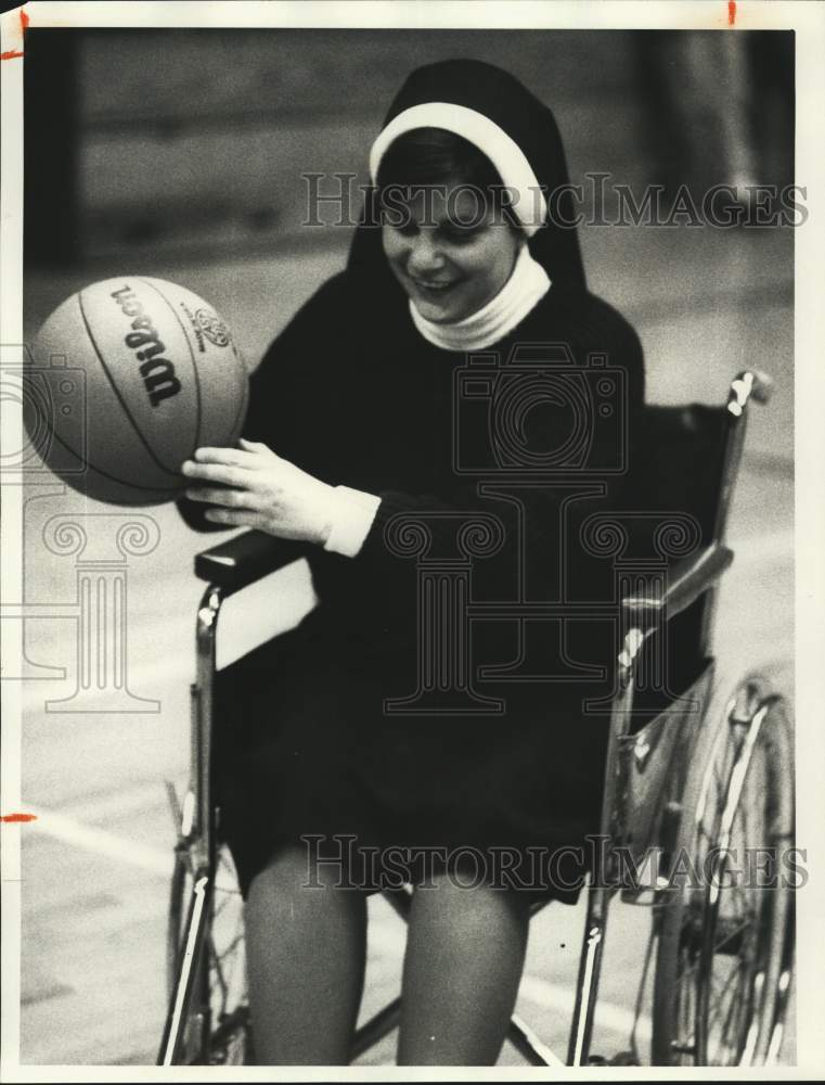 1987 Press Photo Sister Rebecca Reitz at Wheelchair Basketball Game - sya81875- Historic Images