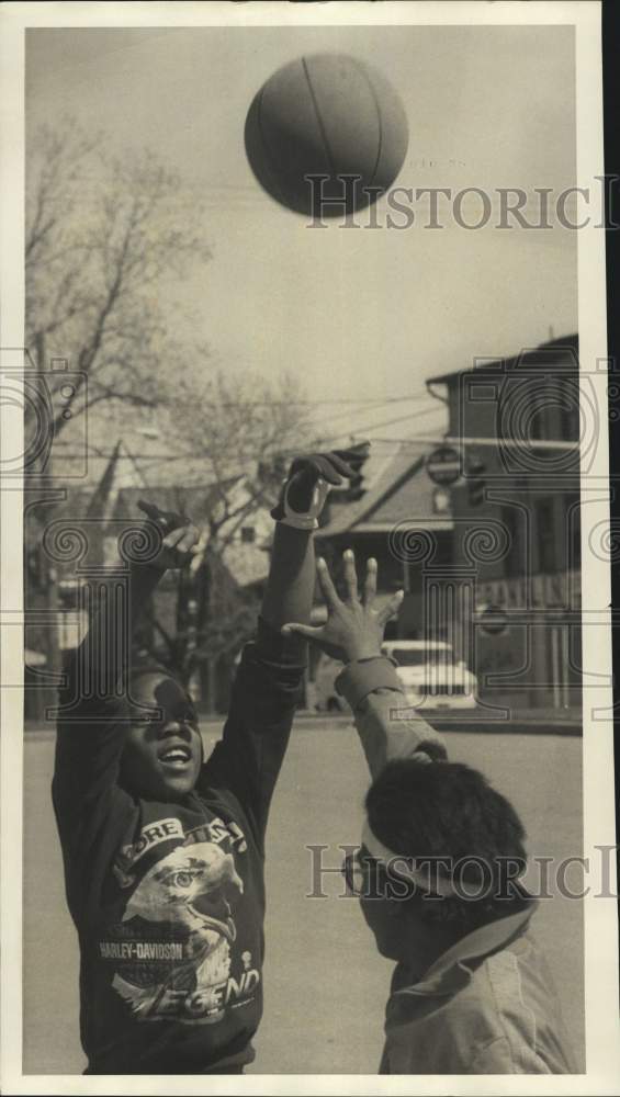 1986 Press Photo Kareeb Howard Playing Basketball at Fowler High School - Historic Images