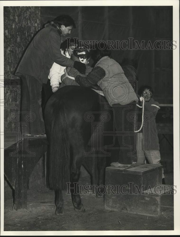 Press Photo Nicole Lewis placed on top of &quot;Curly&quot; the Horse with Debbie Hunt - Historic Images