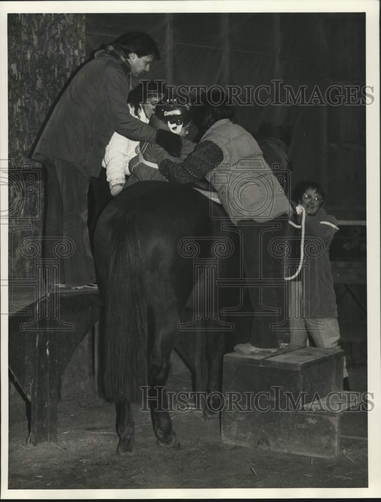 Press Photo Nicole Lewis placed on top of "Curly" the Horse with Debbie Hunt - Historic Images