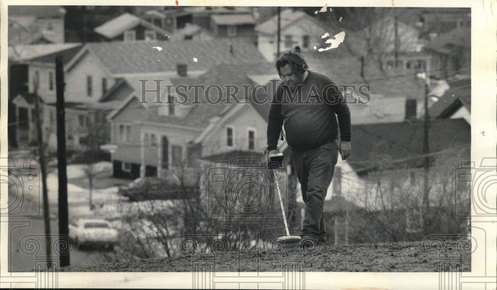 1986 Press Photo Fred Funda using Metal Detector at Rose Hill Cemetery Park- Historic Images