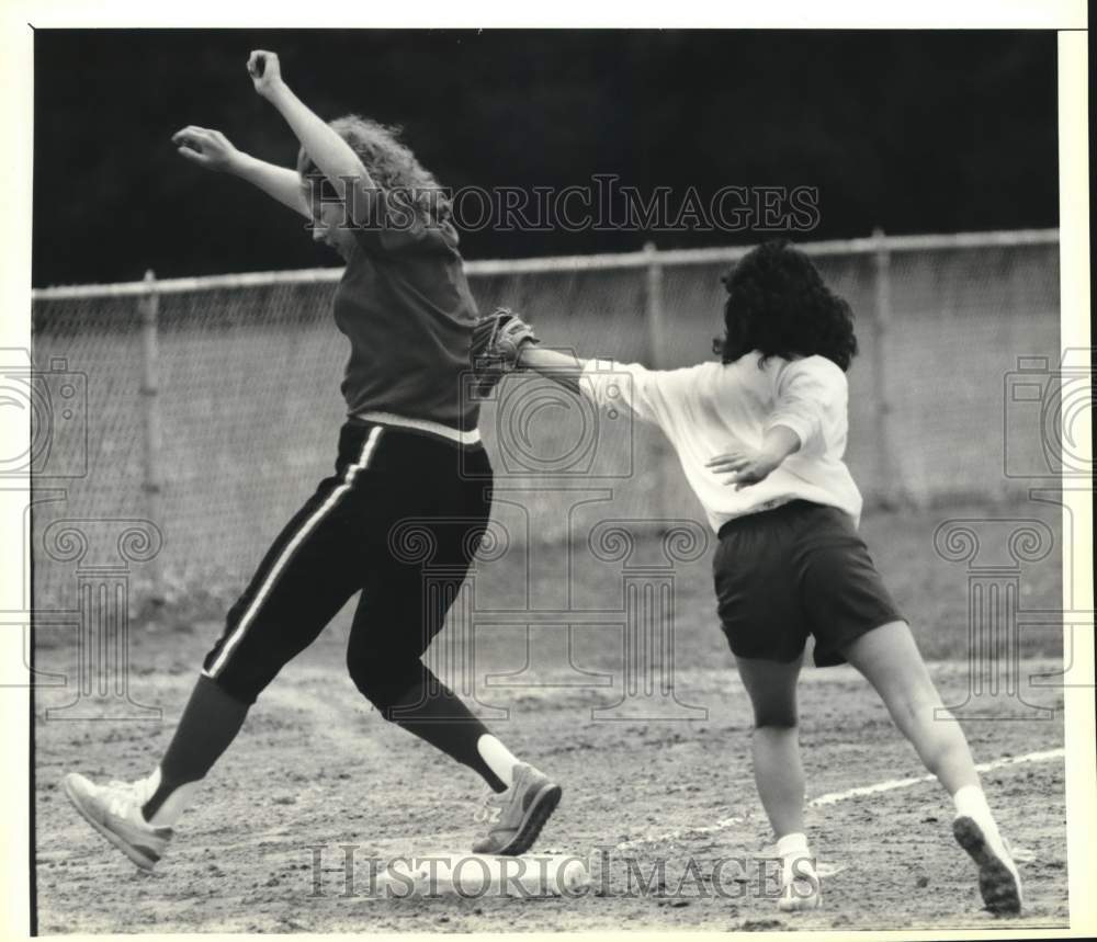 1989 Press Photo Terri Holland tags out Patty Reisinger in Tournament of Love - Historic Images