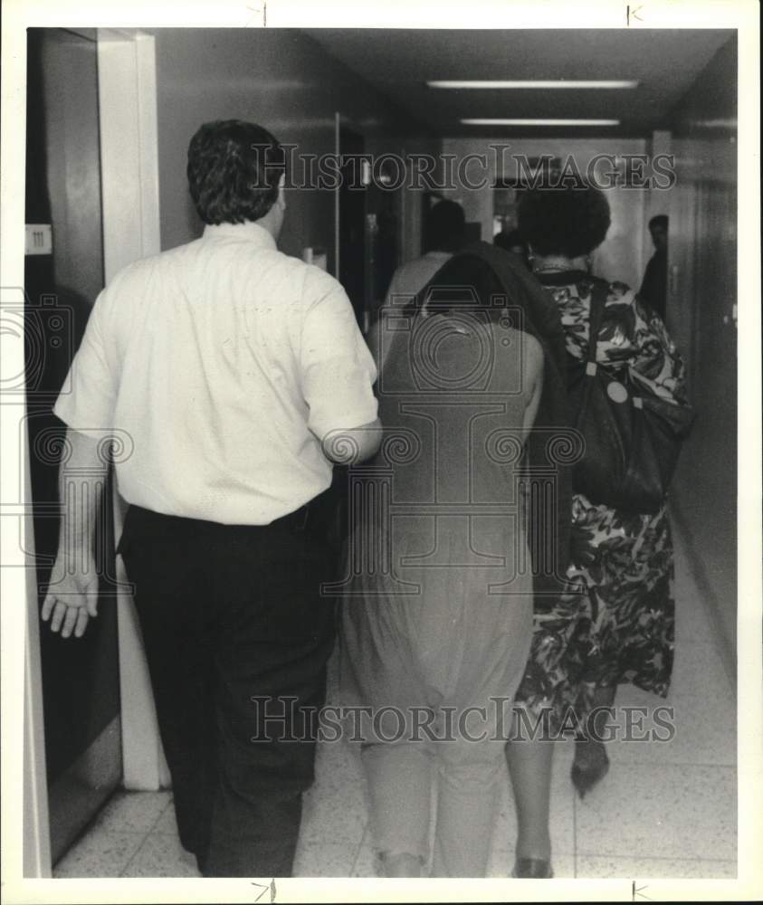 1988 Press Photo City Police Escort Suspect to Booking Area - sya82902 - Historic Images