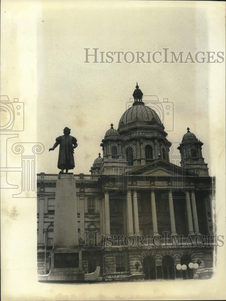 Press Photo Statue and Fountain in front of Onondaga County Courthouse- Historic Images