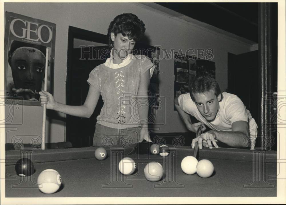 1985 Press Photo Camillus Town Shop, Jennefer Wells and John Price play Pool - Historic Images