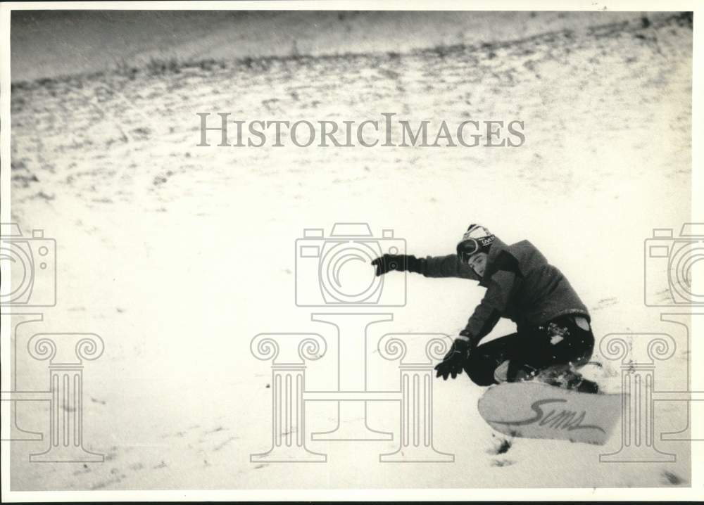 1987 Press Photo Syracuse University student Wendell Stam skis in Thornden Park - Historic Images