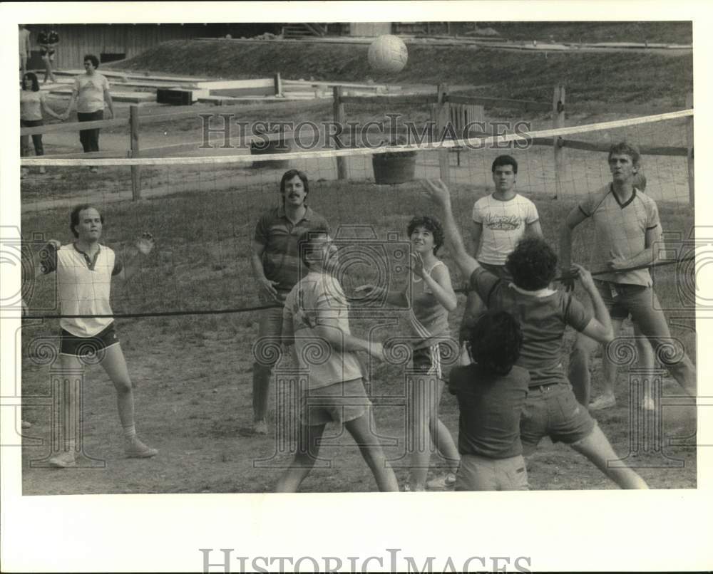 1984 Press Photo Volleyball Game at Syracuse Post-Standard Newspaper Clambake - Historic Images