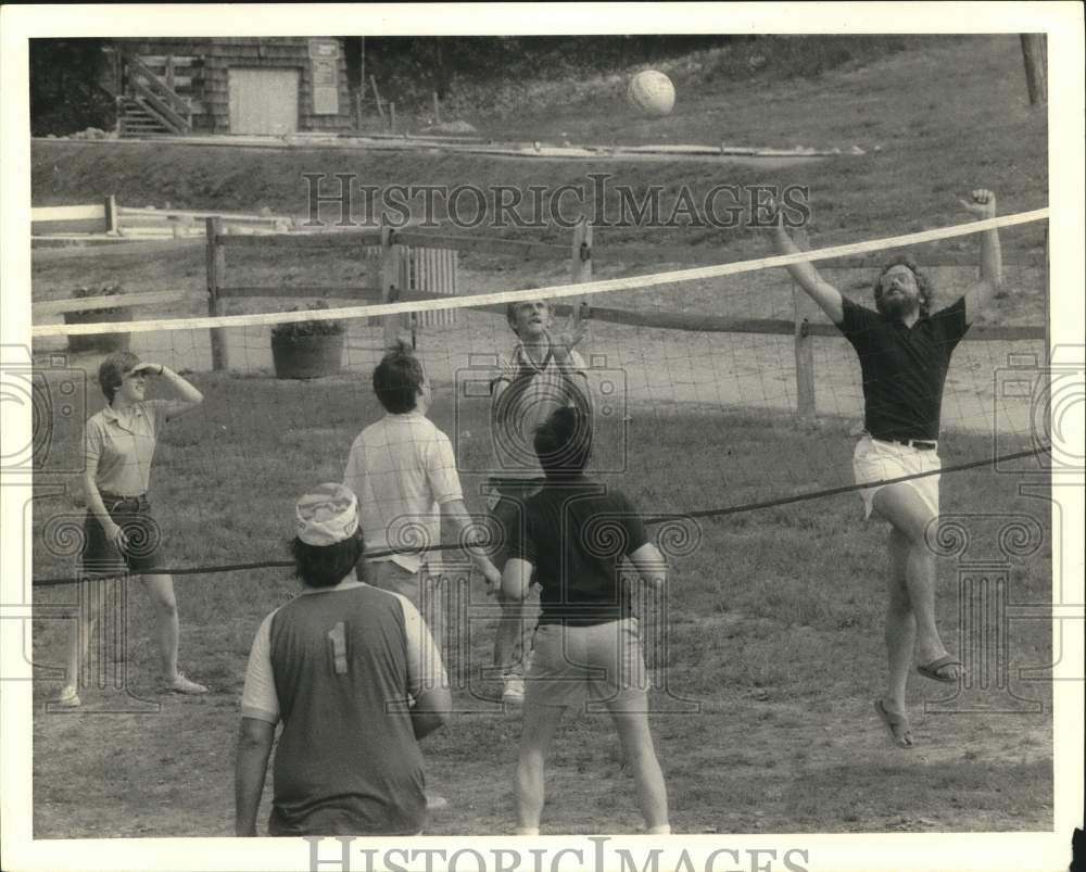 1984 Press Photo Volleyball Players at Syracuse Post Standard Newspaper Clambake - Historic Images