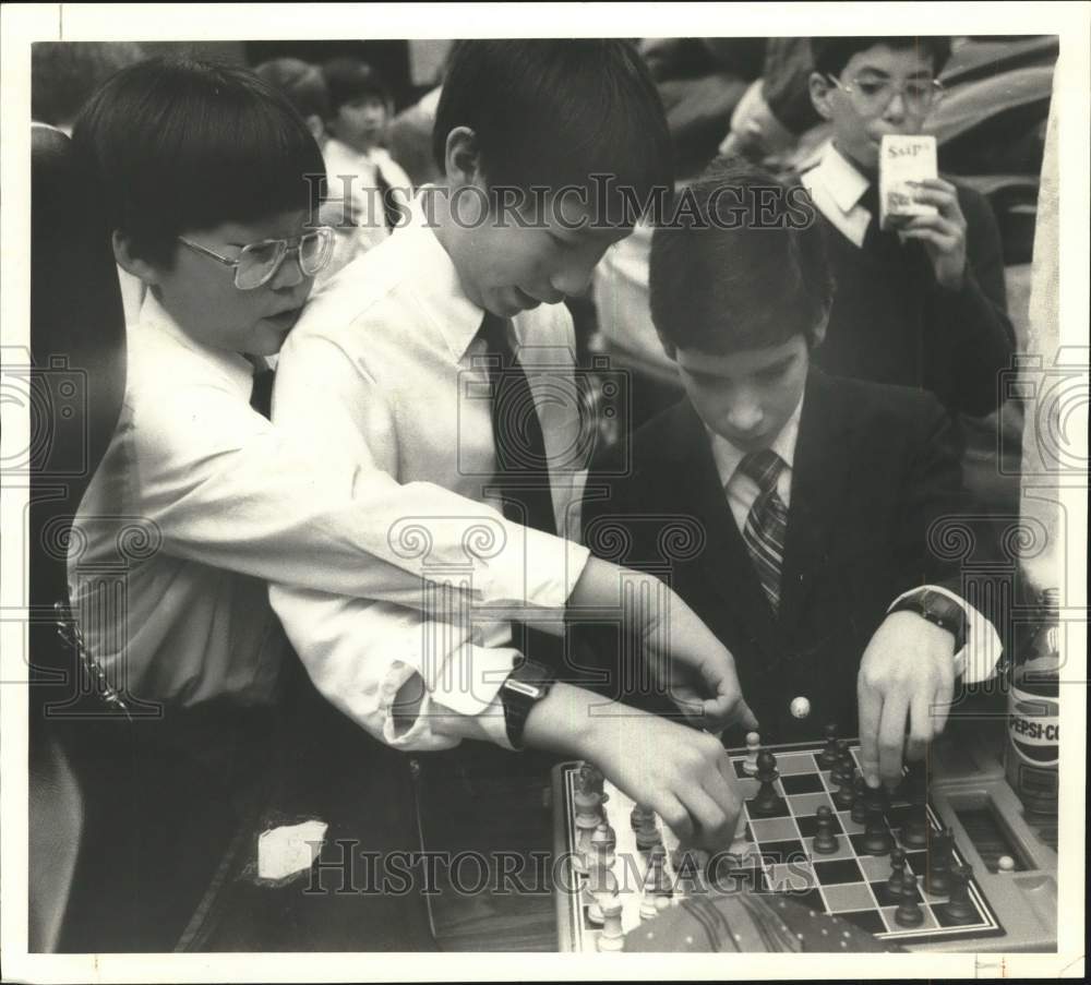 1986 Press Photo Syracuse-Boys play chess to break their pre-concert tension.- Historic Images
